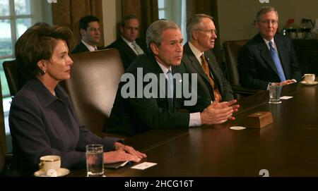 Le président des États-Unis George W. Bush rencontre le leadership bipartisan et bicaméral dans la salle du Cabinet de la Maison Blanche le 18 avril 2007.De gauche à droite : la Présidente de la Chambre des États-Unis Nancy Pelosi (démocrate de Californie), le Président Bush, le leader de la majorité au Sénat américain Harry Reid (démocrate du Nevada), le leader républicain au Sénat américain Mitch McConnell (républicain du Kentucky).Crédit : Dennis Brack/Pool via CNP Banque D'Images