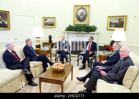 Washington, DC - le 13 mai 2009 -- le président des États-Unis Barack Obama rencontre les leaders bipartisanes du Sénat américain pour les consulter sur son prochain candidat à la Cour suprême des États-Unis dans le Bureau ovale le mercredi 13 mai 2009.De gauche à droite : le sénateur américain Jeff sessions (républicain de l'Alabama), membre de la Commission judiciaire du Sénat, le sénateur américain Mitch McConnell (républicain du Kentucky), le leader républicain, le vice-président Joseph Biden, le président Obama, le sénateur américain Harry Reid (démocrate du Nevada), le leader majoritaire ;Et le sénateur américain Patrick Leahy (démocrate du Vermont), président, se Banque D'Images