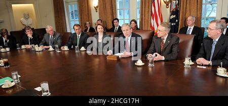 Washington, DC - le 22 janvier 2008 -- le président des États-Unis George W. Bush rencontre les dirigeants bipartites du Sénat des États-Unis et de la Chambre des représentants des États-Unis dans la salle du Cabinet de la Maison Blanche à Washington, DC le mardi 22 janvier 2008.De gauche à droite : le représentant des États-Unis James Clyburn (démocrate de Caroline du Sud) ; le représentant des États-Unis Roy Blunt (républicain du Missouri) ; le représentant des États-Unis Steny Hoyer (démocrate du Maryland) ; le représentant des États-Unis John Boehner (républicain de l'Ohio) ; le président Nancy Pelosi (démocrate de Californie) ; le président Bush ; le major du Sénat américain Banque D'Images