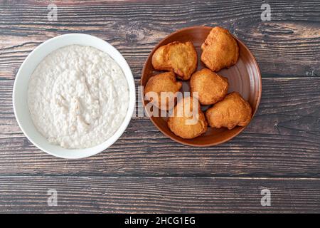 Bol de Kunun Gyada avec gâteaux aux haricots d'Akara prêts à manger Banque D'Images