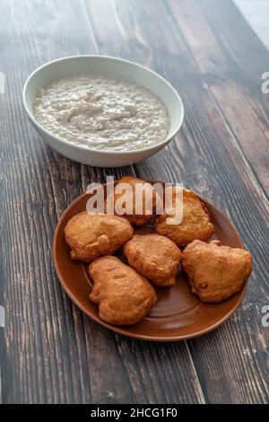 Bol de Kunun Gyada avec gâteaux aux haricots d'Akara prêts à manger Banque D'Images