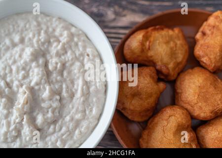 Bol de Kunun Gyada avec gâteaux aux haricots d'Akara prêts à manger Banque D'Images