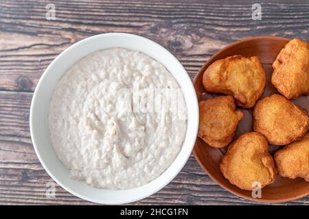 Bol de Kunun Gyada avec gâteaux aux haricots d'Akara prêts à manger Banque D'Images