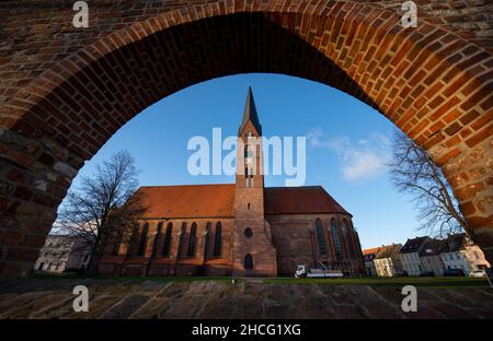 Neuruppin, Allemagne.20th décembre 2021.Le soleil couchant baigne l'église monastère de Saint Trinitatis dans une lumière chaude.Credit: Monika Skolimowska/dpa-Zentralbild/ZB/dpa/Alay Live News Banque D'Images