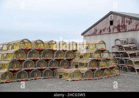 Morristown, Nouvelle-Écosse, Canada, décembre 25 2021.Casiers à crabe jaune en bois.Luke Durda/Alamy Banque D'Images