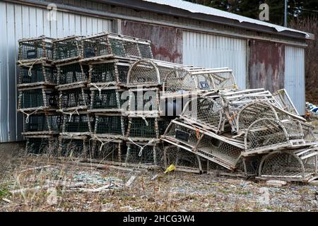 Morristown, Nouvelle-Écosse, Canada, décembre 25 2021.Casiers à crabe jaune en bois.Luke Durda/Alamy Banque D'Images