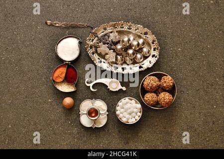 Tilgul avec d'autres préparatifs pour le festival des cerfs-volants, également connu sous le nom de Makar Sankranti, Pune, Maharashtra, Inde Banque D'Images