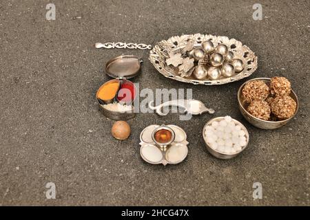 Tilgul avec d'autres préparatifs pour le festival des cerfs-volants, également connu sous le nom de Makar Sankranti, Pune, Maharashtra, Inde Banque D'Images