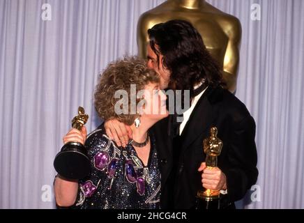 Brenda Fricker et Daniel Day Lewis lors de la cérémonie de remise des prix de l'Académie 62nd le 26 mars 1990 à Los Angeles, CA crédit : Ralph Dominguez/MediaPunch Banque D'Images