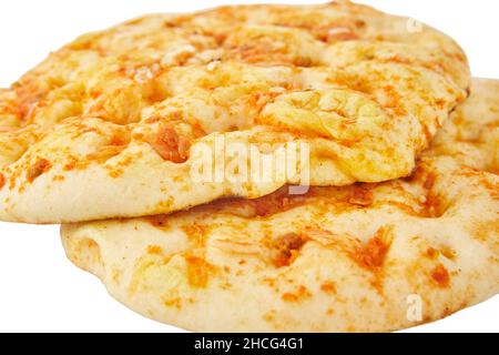 Pain pita avec oignons et tomates dans le style pizza isolé sur fond blanc.Gros plan Banque D'Images