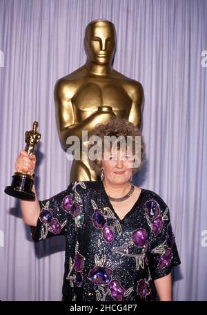 Brenda Fricker à la cérémonie de remise des prix de l'Académie 62nd le 26 mars 1990 à Los Angeles, CA crédit : Ralph Dominguez/MediaPunch Banque D'Images