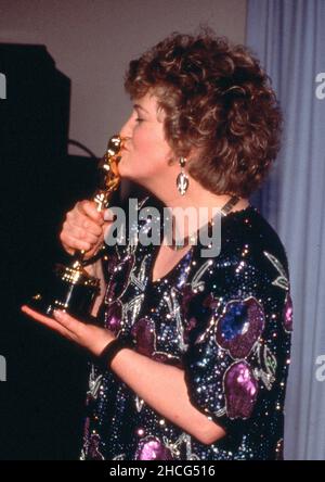 Brenda Fricker à la cérémonie de remise des prix de l'Académie 62nd le 26 mars 1990 à Los Angeles, CA crédit : Ralph Dominguez/MediaPunch Banque D'Images