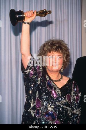 Brenda Fricker à la cérémonie de remise des prix de l'Académie 62nd le 26 mars 1990 à Los Angeles, CA crédit : Ralph Dominguez/MediaPunch Banque D'Images