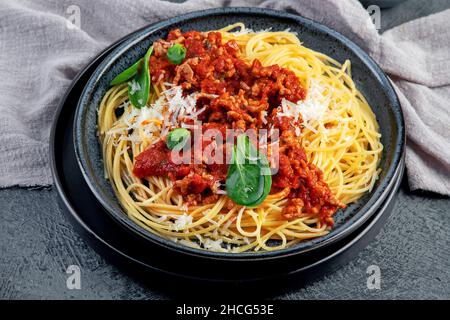 Spaghetti bolognaise sur fond gris.Pâtes italiennes traditionnelles.Concept de cuisine maison. Banque D'Images