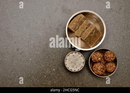 Tilgul avec d'autres préparatifs pour le festival des cerfs-volants, également connu sous le nom de Makar Sankranti, Pune, Maharashtra, Inde Banque D'Images