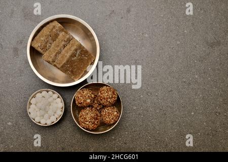 Tilgul avec d'autres préparatifs pour le festival des cerfs-volants, également connu sous le nom de Makar Sankranti, Pune, Maharashtra, Inde Banque D'Images