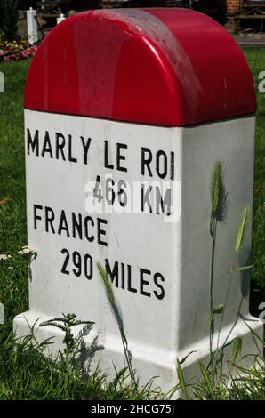 Marlow, Royaume-Uni - 19 juillet 2021 : étape traditionnelle française montrant la distance jusqu'à la ville de Marly le Roi de Marlow dans Buckinghamshire.Les deux villes Banque D'Images