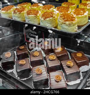 Gâteau exposé dans la vitrine de la boutique de confiserie ou de café.Des pâtisseries fraîches sont exposées dans une cabine de confiserie au célèbre marché de Granville à Vancouver Banque D'Images