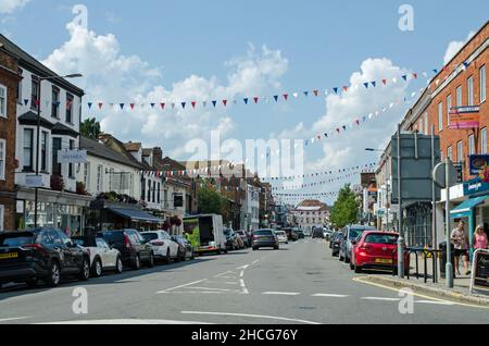Marlow, Royaume-Uni - 19 juillet 2021 : vue sur la High Street colorée de Marlow, Buckinghamshire, par une journée ensoleillée d'été. Banque D'Images