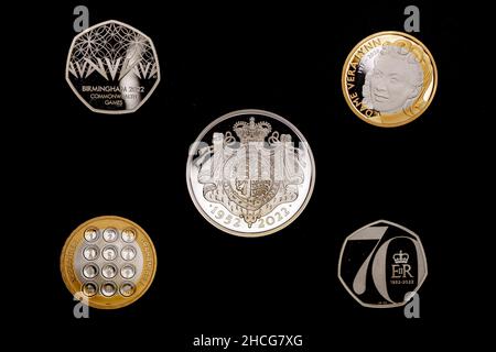 A Birmingham Jeux du Commonwealth 2022 pièce de 50p (en haut à gauche), une vie et héritage de Dame Vera Lynn pièce de £2 (en haut à droite), un Jubilé de platine de sa Majesté la pièce de £5 de la Reine (au centre), une vie et héritage de Alexander Graham Bell pièce de £2 (en bas à gauche)Et un Jubilé de platine de sa Majesté la Reine 50p coin (en bas à droite), qui fait partie de la sortie de cinq nouveaux motifs de monnaie de la monnaie royale pour 2022, célébrant des événements et anniversaires clés tout au long de l'année, y compris une couronne de 50p et une couronne de £5 en célébration du Jubilé de platine de la Reine.Chacune des pièces présente un nouveau design unique par un artiste commissionné an Banque D'Images