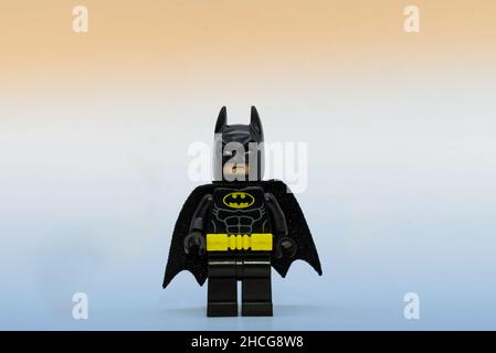 LEGO Batman miniature isolé sur fond coloré Banque D'Images