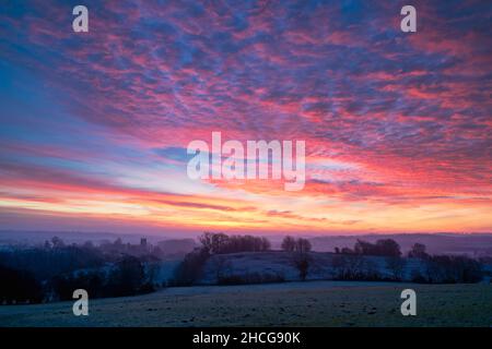 Lever du soleil sur une matinée hivernale givrée à Noël.Chipping Campden, Cotswolds, Gloucestershire, Angleterre Banque D'Images