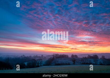 Lever du soleil sur une matinée hivernale givrée à Noël.Chipping Campden, Cotswolds, Gloucestershire, Angleterre Banque D'Images
