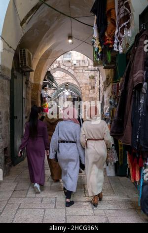 Des femmes palestiniennes marchent dans la rue Al Wad que les Israéliens appellent Haggai dans le quartier musulman, la vieille ville de Jérusalem Israël Banque D'Images