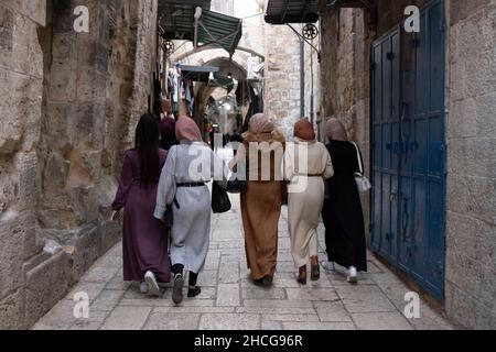 Des femmes palestiniennes marchent dans la rue Al Wad que les Israéliens appellent Haggai dans le quartier musulman, la vieille ville de Jérusalem Israël Banque D'Images