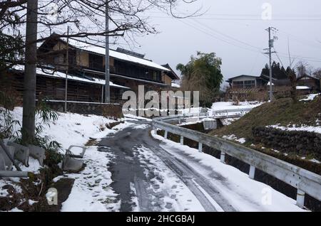 iida, nagano, japon, 2021-29-12 , route de campagne avec maison de ferme sur la banlieue de la ville d'Iida pendant l'hiver 2021. Banque D'Images