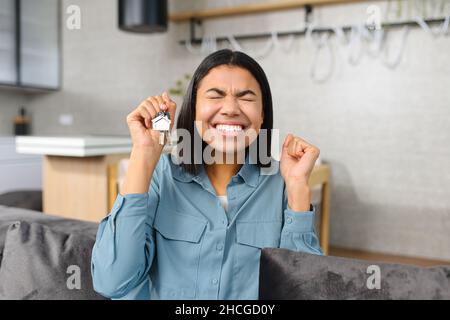 Concept de relocalisation.Une femme excitée se déplaçant dans une nouvelle maison ou un nouvel appartement.Une femme déborée de joie propriétaire se réjouissant devant l'appareil photo et se sentant super Banque D'Images
