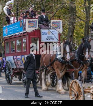 Omnibus de l'International Rotary en Grande-Bretagne et en Irlande et l'Académie mondiale de musique Heart Beat, The Lord Mayor's Show 2021. Banque D'Images