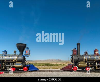 Répliques de locomotives à vapeur Jupiter et No 119 au site de Last Spike au Promontory Summit, parc historique national Golden Spike, Utah, États-Unis Banque D'Images