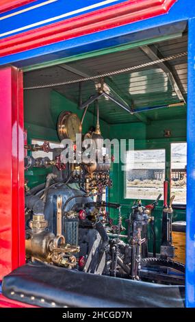 Jauges et leviers à l'intérieur de la cabine à la réplique de la locomotive à moteur à vapeur Jupiter au site de Last Spike à Promontory Summit, parc national historique Golden Spike, Utah, États-Unis Banque D'Images