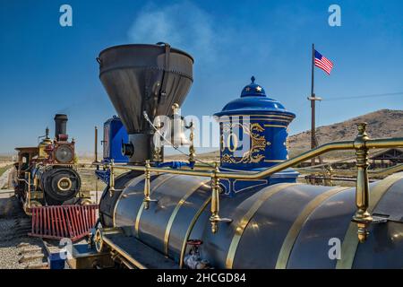 Dôme à vapeur, cloche et cheminée sur le dessus de la chaudière, réplique de locomotive à moteur à vapeur Jupiter au site de Last Spike au Promontory Summit, parc national historique de Golden Spike, Utah, États-Unis Banque D'Images