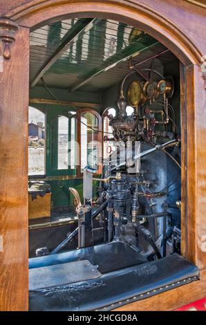 Jauges et leviers à l'intérieur de la cabine à la réplique de locomotive à moteur à vapeur no 119 au site de Last Spike au Promontory Summit, parc national historique Golden Spike, Utah, États-Unis Banque D'Images