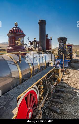 Dôme à vapeur, cloche et cheminée au sommet de la chaudière, réplique de locomotive à moteur à vapeur no 119 au site de Last Spike au Promontory Summit, parc historique national de Golden Spike, Utah, États-Unis Banque D'Images