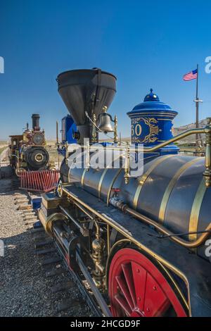 Dôme à vapeur, cloche et cheminée sur le dessus de la chaudière, réplique de locomotive à moteur à vapeur Jupiter au site de Last Spike au Promontory Summit, parc national historique de Golden Spike, Utah, États-Unis Banque D'Images