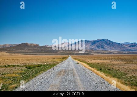 Transcontinental Railroad Byway, Central Pacific Railroad grade, North Promontory Mountains in distance, parc historique national Golden Spike, Utah Banque D'Images