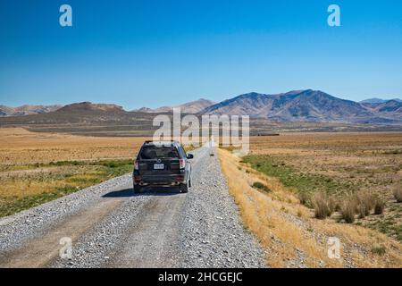 Transcontinental Railroad Byway, Central Pacific Railroad grade, North Promontory Mountains in distance, parc historique national Golden Spike, Utah Banque D'Images