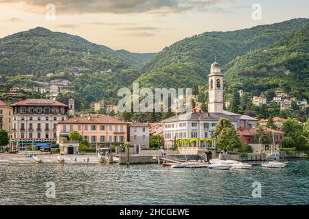 Front de mer de Cernobbio au lac de Côme vu du lac, Lombardie, Italie Banque D'Images