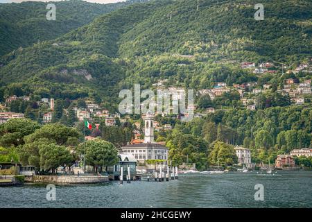 Front de mer de Cernobbio au lac de Côme vu du lac, Lombardie, Italie Banque D'Images