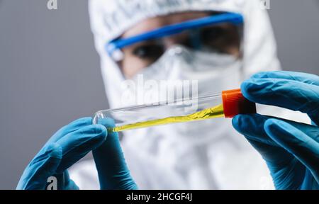femme médecin ou scientifique chercheur ou femme médecin regardant un tube à essai de solution claire dans un laboratoire Banque D'Images