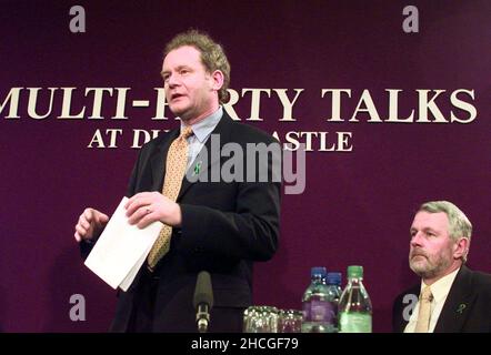 Photo du dossier datée du 17/02/98 de Martin McGuinness, alors négociateur en chef de Sinn Fein, après avoir lu une déclaration au château de Dublin demandant un ajournement des pourparlers de paix en Irlande du Nord pour obtenir des conseils juridiques afin que Sinn Fein puisse rester à la table de négociation.MEMOS a dirigé le personnel sur la façon dont il devait s'engager avec Sinn Fein après que le parti s'est engagé à respecter les principes de Mitchell, selon les documents récemment publiés des Archives nationales.Date de publication : le mercredi 29 décembre 2021. Banque D'Images