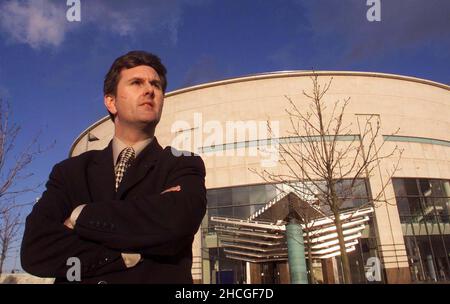 Photo du dossier datée du 2/11/99, du député unioniste d'Ulster Jeffrey Donaldson, à l'extérieur du Waterfront Hall de Belfast.Un jeune Jeffrey Donaldson a été décrit en 1997 comme un « individu réfléchi, pas dépourvu de charme personnel » dans une note d'information préparée pour un ministre gouvernemental, selon des documents récemment publiés par les Archives nationales.Date de publication : le mercredi 29 décembre 2021. Banque D'Images