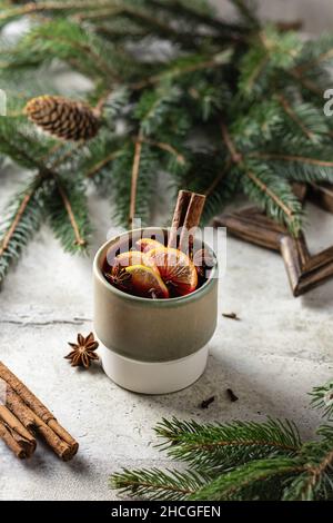 Nouvelle année encore la vie avec les vacances traditionnelles de Noël boisson chaude vigne mullée avec de nouvelles décorations de l'année sur fond texturé Banque D'Images