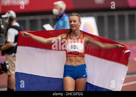 Femke bol avec le drapeau américain dans la finale des 400 mètres haies des Jeux Olympiques de Tokyo 2020. Banque D'Images