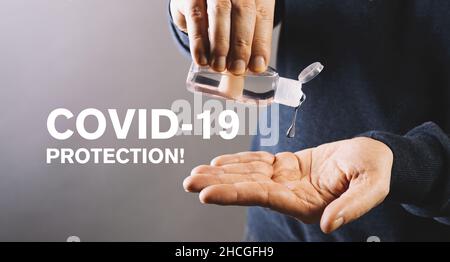 Verser le gel désinfectant sur les mains comme protection COVID-19.Désinfectant pour les mains gel d'alcool frotter les mains propres hygiène prévention de l'épidémie de coronavirus. Banque D'Images