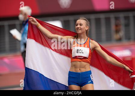 Femke bol avec le drapeau américain dans la finale des 400 mètres haies des Jeux Olympiques de Tokyo 2020. Banque D'Images