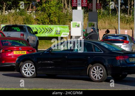 Vue générale du public qui remplit ses voitures au Jewel.Il y a des craintes de pénuries d'essence en raison d'un manque de conducteurs de camions-citernes disponibles à la livraison.Crédit: Euan Cherry Banque D'Images